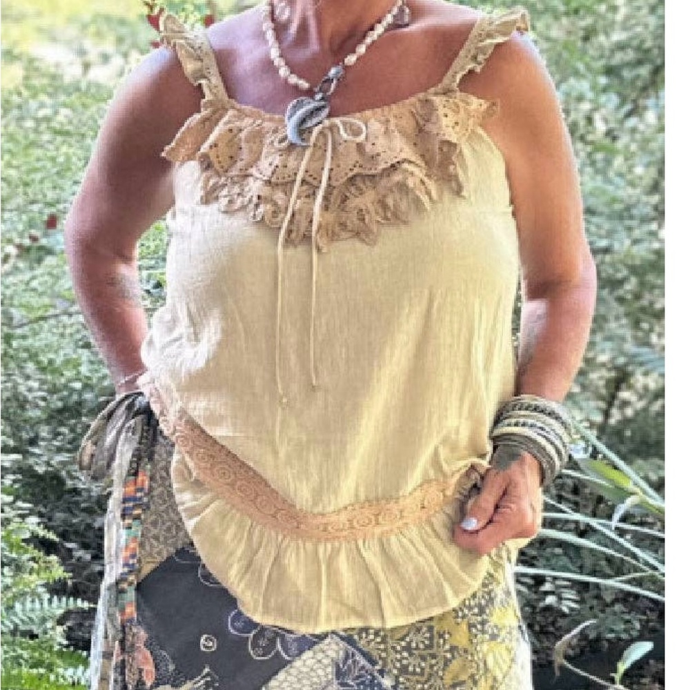 *FINAL SALE THRU 1/30* JADED GYPSY Ruffling Feathers Tank - Picture 2 of 3